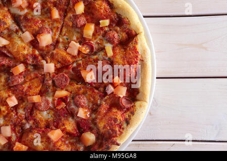 Pizza con le salsicce, prosciutto, pomodori, zucchine e paprica Foto Stock