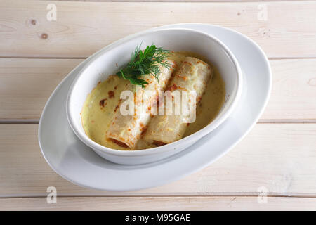 Frittelle sottili con ripieno cotto al forno con formaggio fuso Foto Stock