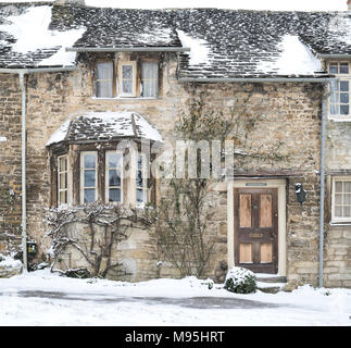 Cotswold Cottage sulla collina a Burford in inverno la neve. Burford, Cotswolds, Oxfordshire, Inghilterra Foto Stock