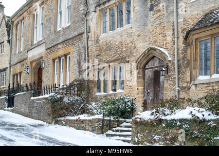 Burford case in pietra sulla collina in inverno la neve. Burford, Cotswolds, Oxfordshire, Inghilterra Foto Stock