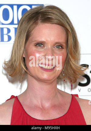 Cynthia Nixon indossando un rosa scuro Max Azria dress mentre arriva per la cinquantaduesima annuale di Village Voice OBIE AWARDS al Skirball Center for the Performing Arts presso la New York University di New York, NY. Maggio 21, 2007 © Giuseppe Marzullo / MediaPunch. Foto Stock