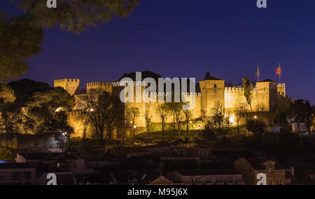 Castelo de Sao Jorge panorama di notte Lisbona Portogallo. Foto Stock