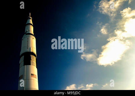 Un Saturn V rocket siede nel centro visitatori del Marshall Space Center in Alabama, STATI UNITI D'AMERICA Foto Stock