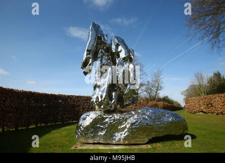 È sotto embargo per 0001 Venerdì 23 Marzo Damien Hirst cappello rende l'uomo durante un'anteprima di Damien Hirst a Houghton Hall: spazio colore dipinti e sculture, che corre dal 25 marzo-15 luglio, a Houghton Hall nel Norfolk. Foto Stock