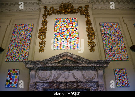 È sotto embargo per 0001 Venerdì 23 Marzo una serie di nuovi dipinti di Damien Hirst - intitolata Spazio dei colori e che sono uno sviluppo della macchia dipinti che sono tra l'artista più riconosciute le opere che non sono mai state mostrate in pubblico prima - sono esposte nelle camere di stato a Houghton Hall, Norfolk, durante un'anteprima di Damien Hirst a Houghton Hall: spazio colore dipinti e sculture, che corre dal 25 marzo-15 luglio. Foto Stock