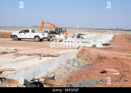 In corso di lavoro concreti per la pista di rullaggio dalla principale area di base per il KC-46 'Pegasus' petroliera campus manutenzione illustrato il 6 marzo 2018, Tinker Air Force Base in Oklahoma. Il Calcestruzzo di rullaggio vengono formate, versata e finito di utilizzare on-site un impianto di calcestruzzo di proprietà del contraente. (U.S. Air Force foto/Greg L. Davis) Foto Stock