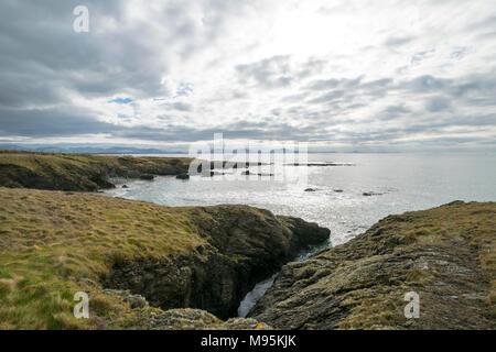 Costa di Anglesey rivolta a sud verso la Lleyn Peninsula a distanza Foto Stock