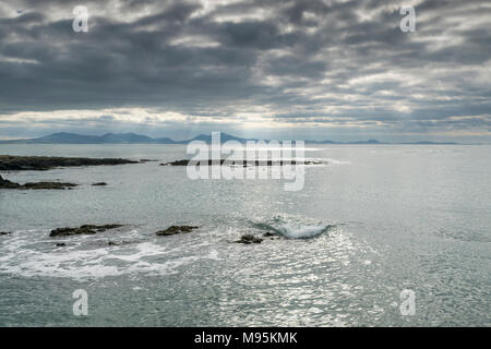 Costa di Anglesey rivolta a sud verso la Lleyn Peninsula a distanza Foto Stock