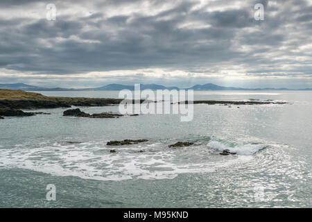 Costa di Anglesey rivolta a sud verso la Lleyn Peninsula a distanza Foto Stock