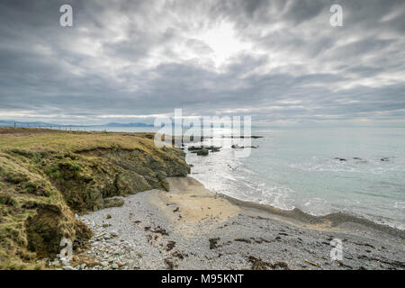 Costa di Anglesey rivolta a sud verso la Lleyn Peninsula a distanza Foto Stock