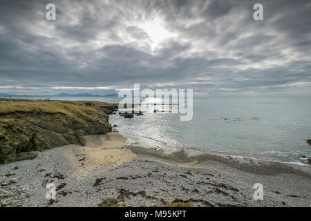 Costa di Anglesey rivolta a sud verso la Lleyn Peninsula a distanza Foto Stock