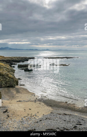 Costa di Anglesey rivolta a sud verso la Lleyn Peninsula a distanza Foto Stock