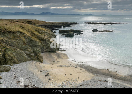 Costa di Anglesey rivolta a sud verso la Lleyn Peninsula a distanza Foto Stock