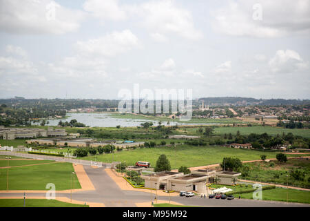 La vista dal tetto della Basilica di Nostra Signora della Pace, guardando sopra la città di Yamoussoukro. Foto Stock