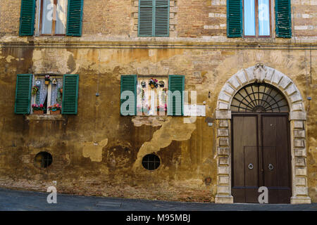 Siena, Italia - 15 Ottobre 2017: casa decorata con windows nella città medievale di Siena Foto Stock