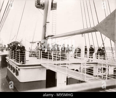 1889 fotografia - RMS Teutonico - da un album di immagini relative al lancio del vaso che è stato costruito da Harland e Wolff a Belfast per la White Star Line - in seguito per ottenere notorietà come il proprietario del Titanic. L'album mostra gli interni della nave, membro dell'equipaggio, crociere di prova, compresa una visita a bordo mediante il Kaiser tedesco e il Principe di Galles, così come molte immagini di altri visitatori. Questa immagine - ponte di il teutonico Foto Stock