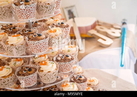 Tortine su torta stand al matrimonio Foto Stock