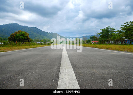 Dritto su strada asfaltata nel paesaggio rurale - Vuoto - pista Foto Stock