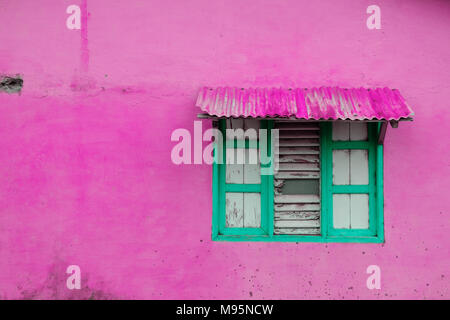 Edificio rosa Esterno, parete vintage con finestrino chiuso e sportello di legno - Foto Stock