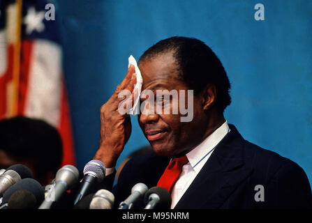 Washington, DC, Stati Uniti d'America, 1990 D.C. Il sindaco Marion Barry risponde alle domande dei giornalisti nel corso di una conferenza stampa. Credito: Mark Reinstein/MediaPunch Foto Stock