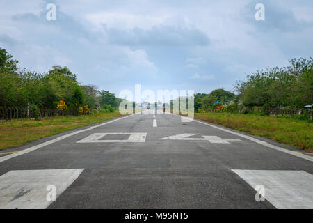 Pista sul piccolo aerodromo nel paesaggio rurale con le persone - Foto Stock