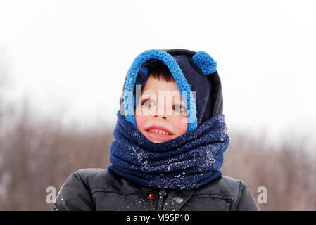 Ritratto di giovane ragazzo (5 anni) indossando inverno cappello e sciarpa Foto Stock