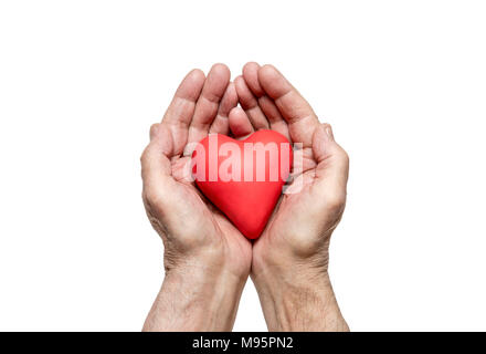 Uomo vecchio con le mani cuore rosso. Percorso di clipping incluso. Foto Stock