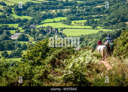 Cavalli e Cavalieri walkers discendente dalla Offas Dyke percorso verso Llanthony Priory e la valle di Ewyas in Brecon Beacons South Wales UK Foto Stock