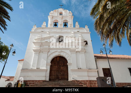 La città capitale di Bolivia - Sucre ha un ricco patrimonio coloniale, evidente nei suoi edifici, street-vedute e numerose chiese. Foto Stock