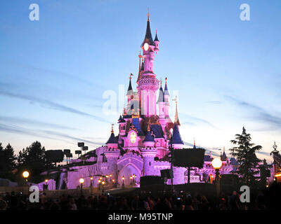 MARNE-la-Vallee, Francia - Giugno 9th, 2016 - Sleeping Beauty Castle a Disneyland Resort Paris Foto Stock