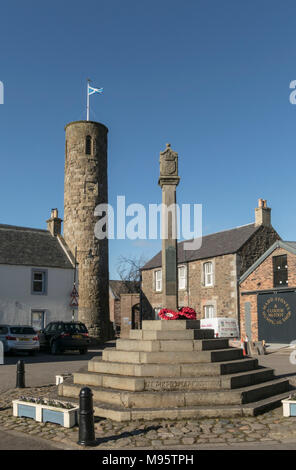 Un stile irlandese di round tower si trova al centro del villaggio di Abernethy, Perthshire, Scotland, Regno Unito. Foto Stock