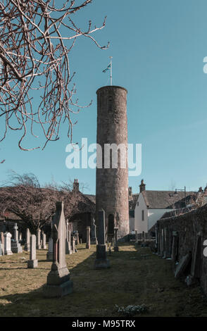 Un stile irlandese di round tower si trova al centro del villaggio di Abernethy, Perthshire, Scotland, Regno Unito. Foto Stock