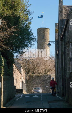 Un stile irlandese di round tower si trova al centro del villaggio di Abernethy, Perthshire, Scotland, Regno Unito. Foto Stock