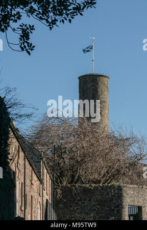 Un stile irlandese di round tower si trova al centro del villaggio di Abernethy, Perthshire, Scotland, Regno Unito. Foto Stock