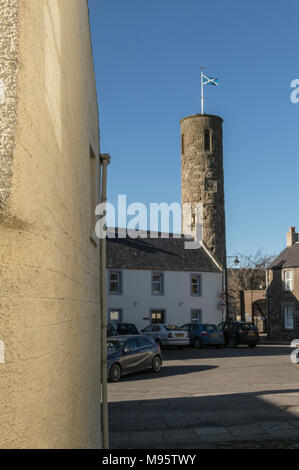 Un stile irlandese di round tower si trova al centro del villaggio di Abernethy, Perthshire, Scotland, Regno Unito. Foto Stock