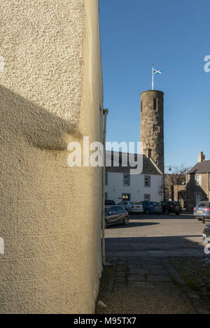 Un stile irlandese di round tower si trova al centro del villaggio di Abernethy, Perthshire, Scotland, Regno Unito. Foto Stock