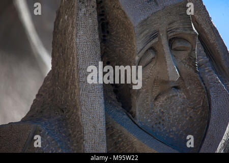 Un close-up di uno di Antoni Gaudi sculture nella Sagrada Familia. Foto Stock