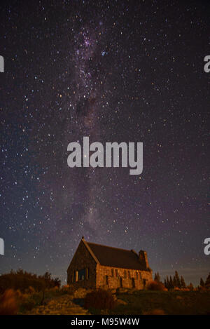 La Via Lattea sopra la Chiesa del Buon Pastore, il Lago Tekapo, Nuova Zelanda Foto Stock