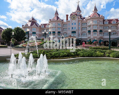 MARNE-la-Vallee, Francia - Luglio 29th, 2016 - Disneyland Hotel at Disneyland Resort Paris Foto Stock