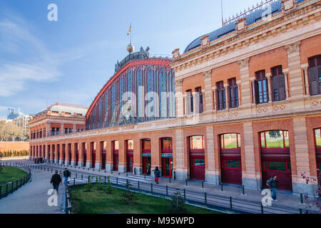 Madrid, Spagna : vista anteriore della stazione ferroviaria Atocha in Plaza del Emperador Carlos V (l'imperatore Carlo V Square) inaugurato il 9 febbraio 1851. Foto Stock