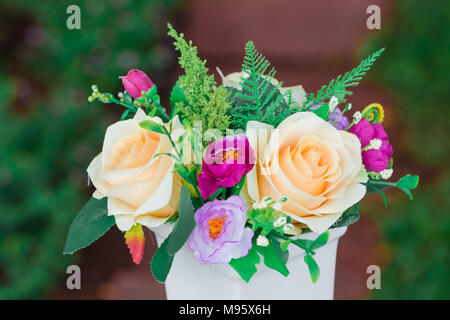 Close up artificiali bouquet di fiori. Foto Stock