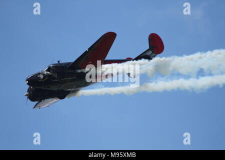 Beechcraft modello 18 eseguendo un spettacolo acrobatico in corrispondenza di un'esibizione aerea Foto Stock