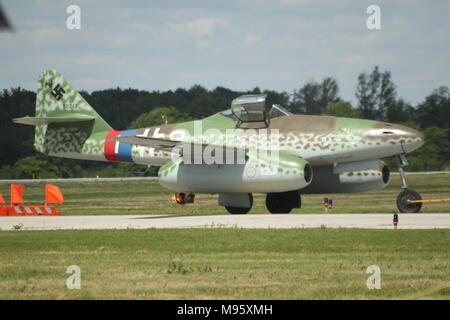 Messerschmidt Me 262 pronto a decollare su asfalto all'Aeroporto Internazionale di Hamilton Foto Stock