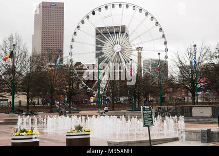 Il Centennial Olympic Park fontana con la sua ruota panoramica Ferris e sullo skyline in background in Atlanta, Georgia, Stati Uniti d'America. Foto Stock