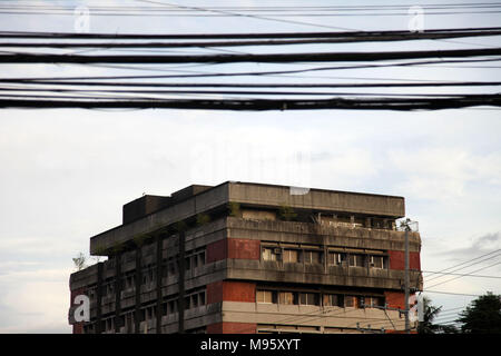 Vista sulle torri di Bangkok con cavi elettrici Foto Stock