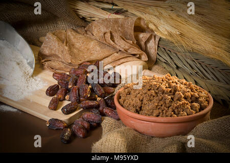 Hunaini, Saudi Arabian dolci tradizionale fatta di date e Saj Pane di vita ancora con ingredienti Foto Stock