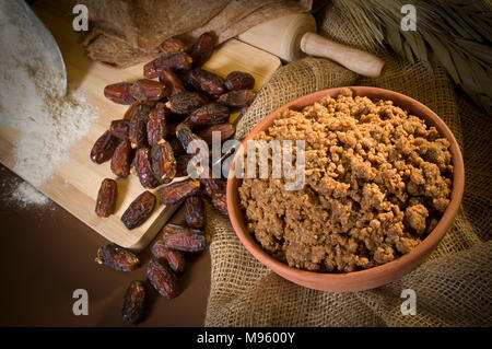 Hunaini, Saudi Arabian dolci tradizionale fatta di date e Saj Pane di vita ancora con ingredienti Foto Stock