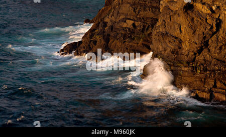 Onde che si infrangono contro le rocce in testa ad anello su Irlanda dalla costa atlantica della contea di Clare Foto Stock