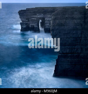 Onde che si infrangono contro le scogliere a testa di Loop per l'Irlanda costa atlantica occidentale della contea di Clare Foto Stock