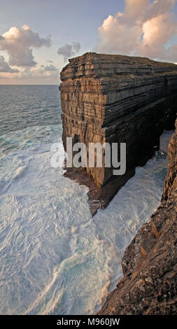 Onde che si infrangono contro le scogliere a testa di Loop per l'Irlanda costa atlantica occidentale della contea di Clare Foto Stock